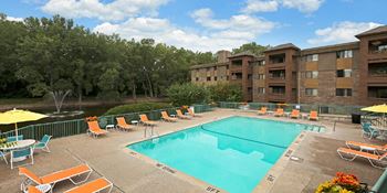Willow Creek Apartments in Plymouth, MN Outdoor Pool